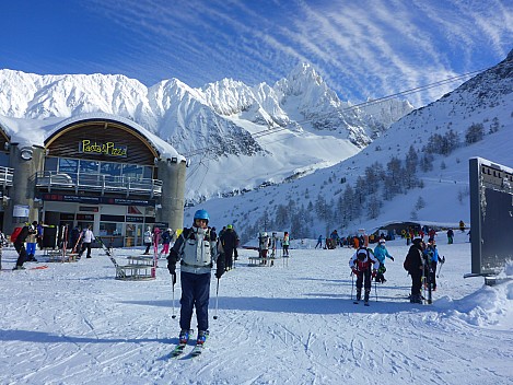 2018-01-23 12.01.30 P1010813 Simon - Jim on skis at Lognan plaza.jpeg: 4608x3456, 5903k (2018 Feb 18 19:56)