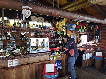 Simon buying lunch
Photographer;&nbsp;Jim
2018-01-26&nbsp;13.40.51;&nbsp;Metadata time: '2018 Jan 26 13:40'
Original size:&nbsp;4,032 x 3,024; 5,189 kB
Filename: 2018-01-26 13.40.51 Jim - Simon buying lunch.jpeg