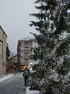 Jim at Courmayeur Christmas tree
Photographer;&nbsp;Simon
2018-01-26&nbsp;17.07.45;&nbsp;Metadata time: '2018 Jan 26 16:07'
Original size:&nbsp;3,120 x 4,160; 5,741 kB
Filename: 2018-01-26 17.07.45 LG6 Simon - Jim at Courmayeur Christmas tree.jpeg