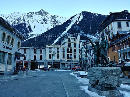 Chamonix statue of Balmat and Saussure
Photographer;&nbsp;Simon
2018-01-28&nbsp;08.34.15;&nbsp;Metadata time: '2018 Jan 28 08:34'
Original size:&nbsp;4,160 x 3,120; 6,247 kB
Filename: 2018-01-28 08.34.15_HDR LG6 Simon - Chamonix statue of Balmat and Saussure.jpeg
