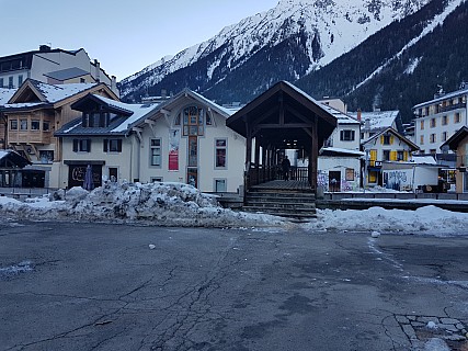 Place du Mont Blanc bridge across Arve
Photographer;&nbsp;Jim
2018-01-28&nbsp;08.50.12;&nbsp;Metadata time: '2018 Jan 28 08:50'
Original size:&nbsp;4,032 x 3,024; 4,565 kB
Filename: 2018-01-28 08.50.12 Jim - Place du Mont Blanc bridge across Arve.jpeg