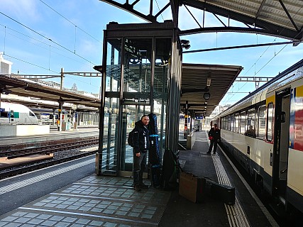 Jim at Gare de Lausanne
Photographer;&nbsp;Simon
2018-01-28&nbsp;13.46.02;&nbsp;Metadata time: '2018 Jan 28 13:46'
Original size:&nbsp;4,160 x 3,120; 5,414 kB
Filename: 2018-01-28 13.46.02_HDR LG6 Simon - Jim at Gare de Lausanne.jpeg