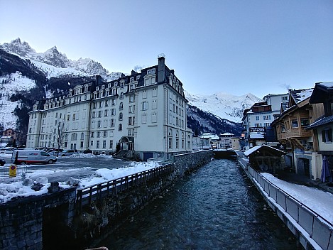 2018-01-28 08.50.04_HDR LG6 Simon - view up River Arve.jpeg: 4160x3120, 3946k (2018 Jan 28 21:25)