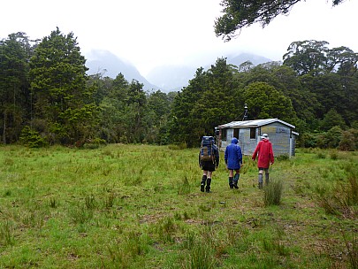 2019-01-13 11.23.08 P1020374 Simon - second group arriving at Condon Hut.jpeg: 4608x3456, 6636k (2019 Jun 20 21:11)