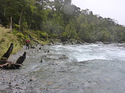 2019-01-13 14.45.49 P1020387 Simon - Brian photographing Paringa River.jpeg: 4608x3456, 6462k (2019 Jun 20 21:11)