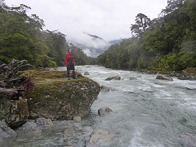 2019-01-13 15.14.56 P1020390 Simon - Brian on boulder by Painga River.jpeg: 4608x3456, 6274k (2019 Jun 20 21:11)