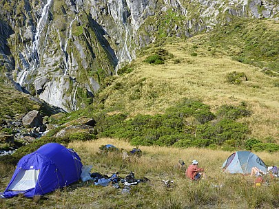 2019-01-15 18.30.08 P1020496 Simon - campsite and cliffs behind.jpeg: 4608x3456, 6147k (2019 Jun 20 21:11)