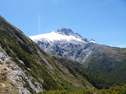 2019-01-16 12.48.21 P1000615 Jim - Mt Hooker and our route into the bush.jpeg: 4320x3240, 4732k (2019 May 10 21:46)