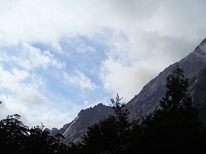 2019-01-21 09.06.31 DSC02616 Alan - rocky slopes above us.jpeg: 5152x3864, 7631k (2019 Jun 20 20:42)
