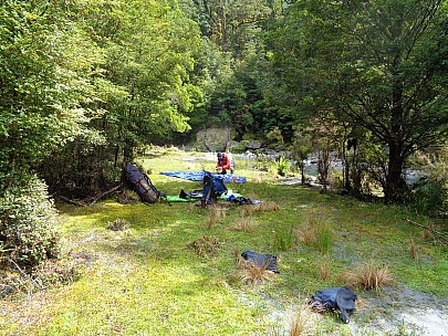2019-01-21 11.30.18 DSC02626 Alan - Brian taking down tent.jpeg: 5152x3864, 8030k (2019 Jun 20 20:42)