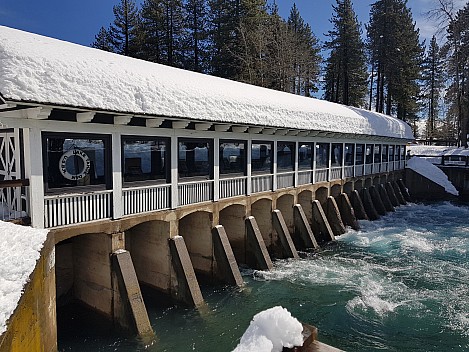 2019-02-27 11.42.32 Jim - Truckee River dam.jpeg: 4032x3024, 5528k (2019 Feb 28 15:50)