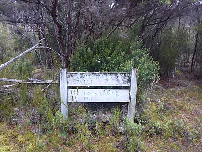 Freshwater Freds halfway sign
Photographer;&nbsp;Simon
2019-11-14&nbsp;10.06.04;&nbsp;Metadata time: '2019 Nov 14 10:06'
Original size:&nbsp;4,608 x 3,456; 5,991 kB
Filename: 2019-11-14 10.06.04 P1030039 Simon - Freshwater Freds halfway sign.jpeg