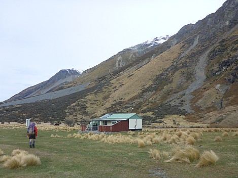 2020-09-04 10.39.29 P1030504 Simon - Brian arriving and Black Mountain hut.jpeg: 4608x3456, 6391k (2020 Nov 07 18:29)