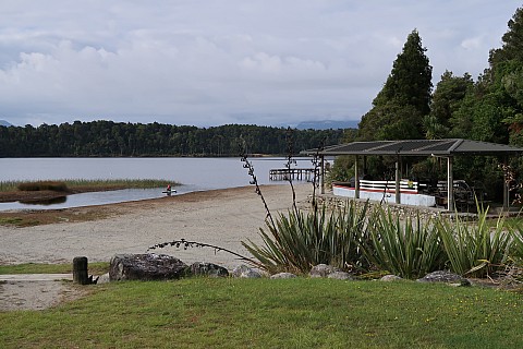 2022-03-06 09.48.07 IMG_0289 Brian - Lake Mahinapua and paddle steamer.jpeg: 5472x3648, 8292k (2022 Oct 22 08:29)