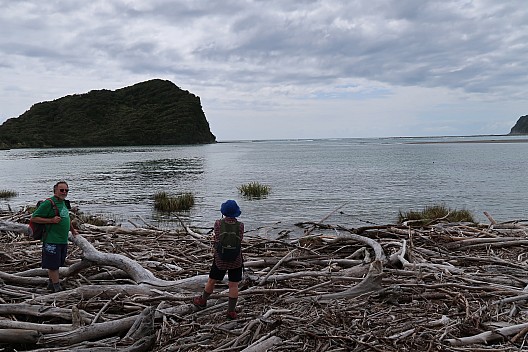 2022-03-06 13.33.23 IMG_0292 Brian - Wanganui River mouth Simon and Susie.jpeg: 5472x3648, 8251k (2022 Oct 22 08:29)