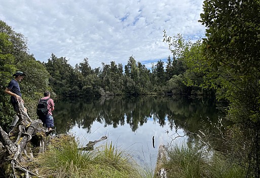 2022-03-07 11.41.08 IMG_2778 Susie - Brian and Simon at Lake Wombat_cr.jpg: 4032x2767, 3791k (2022 Dec 04 08:36)