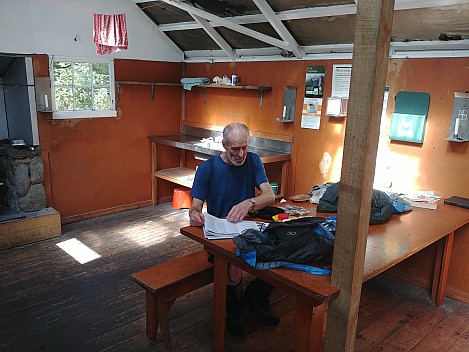 2022-03-09 11.16.14_HDR LG6 Simon - Brian in Douglas Rock Hut.jpeg: 4160x3120, 5253k (2022 Dec 04 14:10)