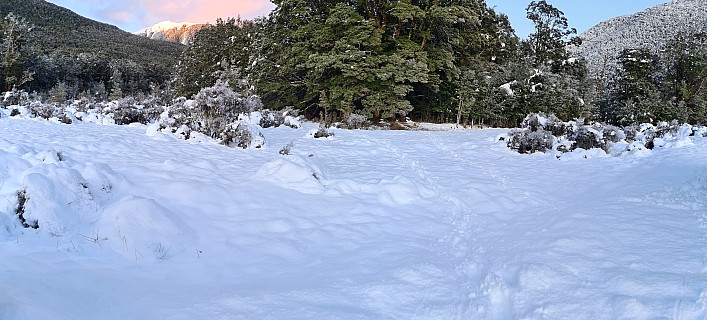 2022-08-01 07.49.31 S20 Simon - snowy view from Hurunui 3 hut up valley_stitch.jpg: 6177x2794, 15908k (2022 Dec 11 14:58)