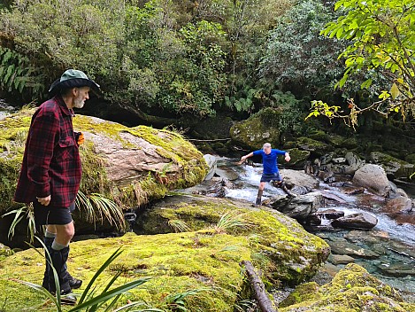 Philip jumping the Moeraki
Photo: Simon
2023-04-17 08.43.57; '2023 Apr 17 08:43'
Original size: 9,248 x 6,936; 21,044 kB