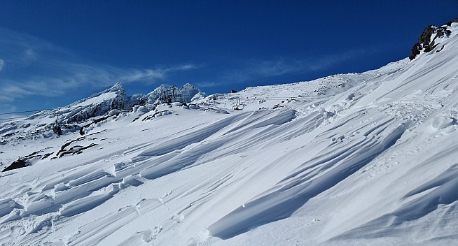 Snow drifts on the West Ridge
Photo: Adrian
2023-08-05 11.12.32; '2023 Aug 05 11:12'
Original size: 9,248 x 4,981; 11,592 kB; cr
2023-08-05 11.12.32 S20+ Adrian - snow drifts on the West Ridge_cr.jpg