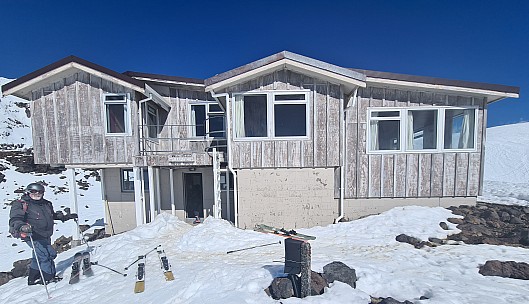 Simon outside Tararua Lodge
Photographer;&nbsp;Adrian
2023-09-02&nbsp;13.54.14;&nbsp;Metadata time: '2023 Sept 02 13:54'
Original size:&nbsp;4,032 x 2,315; 2,317 kB;&nbsp;cr
Filename: 2023-09-02 13.54.14 S20+ Adrian - Simon outside Tararua Lodge_cr.jpg