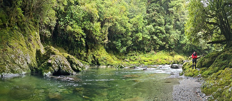 Brian on the way down the Ōtaki
Photo: Simon
2024-01-04 08.55.54; '2024 Jan 04 08:55'
Original size: 15,748 x 6,873; 21,409 kB; stitch