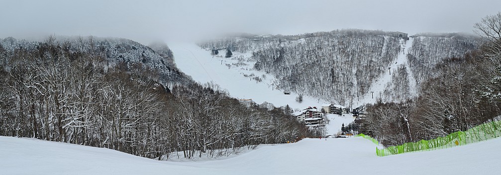 View of the Giant from Nishitateyama ski area
Photo: Adrian
2024-03-07 15.39.52; '2024 Mar 07 19:39'
Original size: 13,116 x 4,583; 12,972 kB; stitch