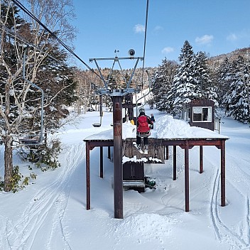 Adrian arriving at Yokoteyama 5th lift top station
Photo: Jim
2024-03-08 12.45.26; '2024 Mar 08 16:45'
Original size: 2,992 x 2,992; 3,170 kB