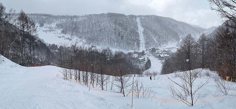 View down Hoppo-Bunadaira ski area to Giant ski area
Photo: Jim
2024-03-09 15.31.44; '2024 Mar 09 19:31'
Original size: 5,445 x 2,530; 2,519 kB; stitch