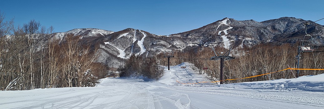 View down from the top of the Hauike Triple Lift back to Nishitateyama
Photo: Adrian
2024-03-11 09.45.45; '2024 Mar 11 13:45'
Original size: 4,972 x 1,686; 2,028 kB; stitch