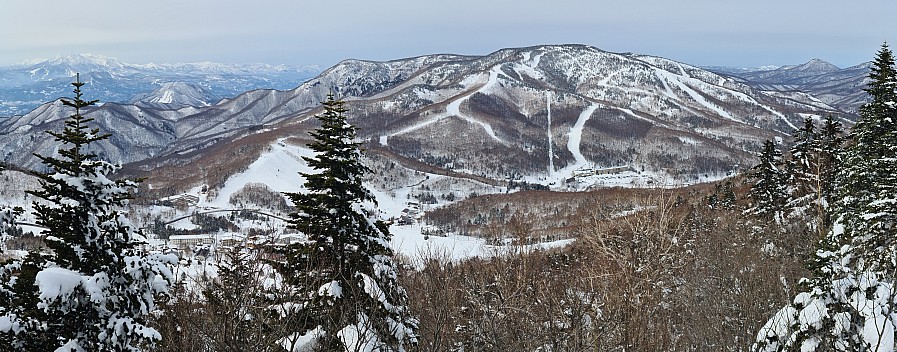 View from Higashitateyama Gondola top station
Photo: Adrian
2024-03-11 14.35.53; '2024 Mar 11 18:35'
Original size: 12,205 x 4,789; 16,434 kB; stitch