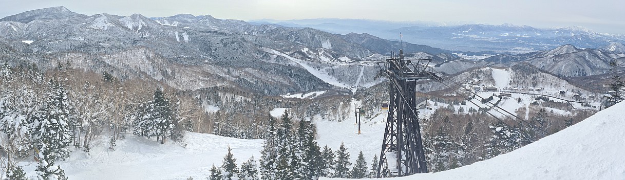 Panorama from Higashitateyama gondola station
Photo: Simon
2024-03-11 14.36.22; '2024 Mar 11 18:36'
Original size: 19,594 x 5,665; 18,386 kB; stitch