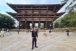 Ōsaka markets, visit to Nara
Adrian in front of Todai-ji Namdaimon
Photo: Adrian
2024-03-14 15.34.20; '2024 Mar 14 15:34'
Original size: 4,032 x 2,724; 3,252 kB; cr
2024-03-14 15.34.20 S20+ Adrian - Adrian in front of Todai-ji Namdaimon_cr.jpg