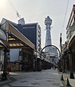 Approach to Tsūtenkaku Tower
Photo: Simon
2024-03-14 09.20.08; '2024 Mar 14 13:20'
Original size: 6,333 x 7,320; 10,706 kB; str, cr
2024-03-14 09.20.08 S20+ Simon - Approach to Tsūtenkaku Tower_str_cr.jpg