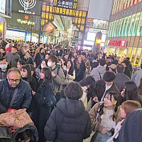 Kuromon market, Ōsaka Castle, Sumo Wrestling and Edion Arean\, Dōtonburi
Dōtonbori hoards of people
Photo: Jim
2024-03-15 19.30.15; '2024 Mar 15 19:30'
Original size: 2,992 x 2,992; 2,051 kB
2024-03-15 19.30.15 S21FE+ Jim - Dōtonbori hoards of people.jpeg