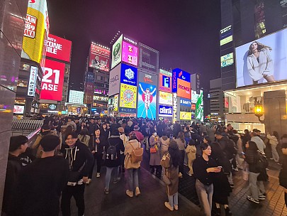 In Dotonburi
Photographer;&nbsp;Adrian
2024-03-15&nbsp;19.30.46;&nbsp;Metadata time: '2024 Mar 15 19:30'
Original size:&nbsp;4,032 x 3,024; 3,025 kB
Filename: 2024-03-15 19.30.46 S20+ Adrian - in Dotonburi.jpeg