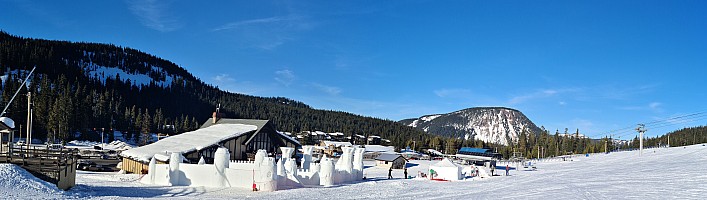 Mt White Base and Snow Castle
Photographer;&nbsp;Simon
2025-02-28&nbsp;16.14.45;&nbsp;Metadata time: '2025 Feb 28 16:14'
Original size:&nbsp;13,839 x 3,916; 9,609 kB;&nbsp;stitch
Filename: 2025-02-28 16.14.45 S20+ Simon - Mt White Base and Snow Castle_stitch.jpg