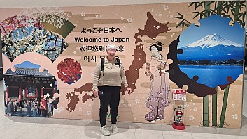 Pauline at Narita
Photographer;&nbsp;Simon
2026-01-29&nbsp;17.16.30;&nbsp;Metadata time: '2026 Jan 29 17:16'
Original size:&nbsp;3,896 x 2,206; 2,221 kB;&nbsp;cr
Filename: 2026-01-29 17.16.30 S20+ Simon - Pauline at Narita_cr.jpg