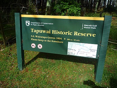 2012-12-30 17.23.31 P1040528 Simon - Whangapoua Tapuwai Historic Reserve sign.jpeg: 4000x3000, 6916k (2012 Dec 30 17:23)