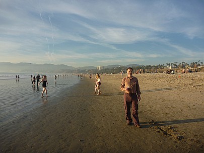 2014-01-18 16.24.25 P1000045 Simon - Santa Monica Beach, Simon drinking an Arnold Palmer.jpeg: 4000x3000, 5691k (2014 Jan 19 12:24)