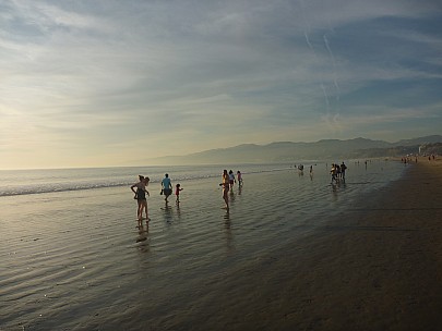 2014-01-18 16.24.45 P1000046 Simon - Santa Monica beach, Malibu behind.jpeg: 4000x3000, 4477k (2014 Jan 19 12:24)