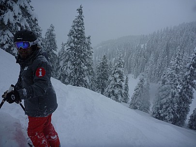 2014-01-31 10.46.37 P1000260 Simon - with ski ambassador on Blondies.jpeg: 4000x3000, 5459k (2014 Feb 01 06:46)