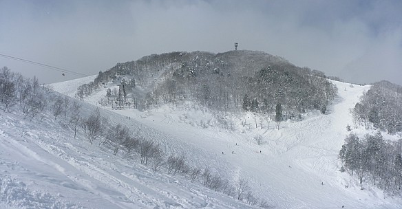 2015-02-10 12.15.00 Panorama Simon - view to top from Hikage lift_stitch.jpg: 5479x2854, 2531k (2015 Mar 05 06:47)