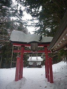 2015-02-13 11.57.04 P1010510 Simon - Shinto temple and entrance at start of track.jpeg: 3000x4000, 5325k (2015 Jun 07 14:14)