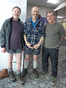 2015-10-01 17.02.20 P1000172 Simon - with Brian and Philip at Wellington airport.jpeg: 3456x4608, 5413k (2015 Nov 06 16:03)