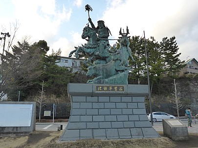 2016-03-02 16.29.56 P1000838 Simon - statue at Odawara station.jpeg: 4608x3456, 6395k (2016 Mar 02 16:29)