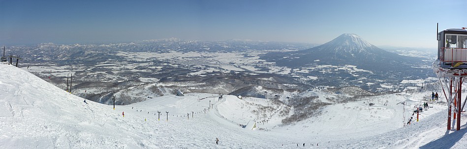 2016-02-28 09.58.25 Panorama Simon - view from top of Ace Pair lift 4_stitch.jpg: 9892x3169, 27037k (2016 May 15 21:59)