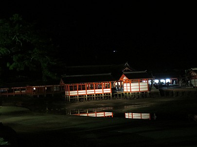 2017-01-21 19.23.38 IMG_9191 Anne - Itsukushima Shrine at night.jpeg: 4608x3456, 4019k (2017 Jan 26 18:36)