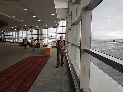 2019-02-24 18.03.36 Jim - Simon at Auckland Airport.jpeg: 4032x3024, 1047k (2019 Feb 25 19:35)