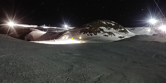 2020-08-05 19.36.47 LG6 Simon - Coronet Peak night skiing.jpeg: 2080x1040, 731k (2020 Aug 10 21:05)